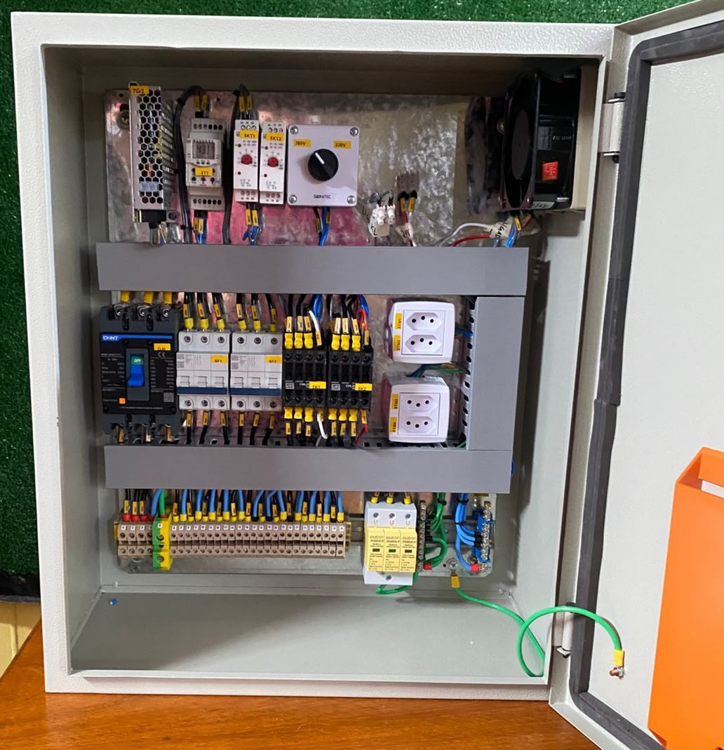 Interior de Quadro de Comando